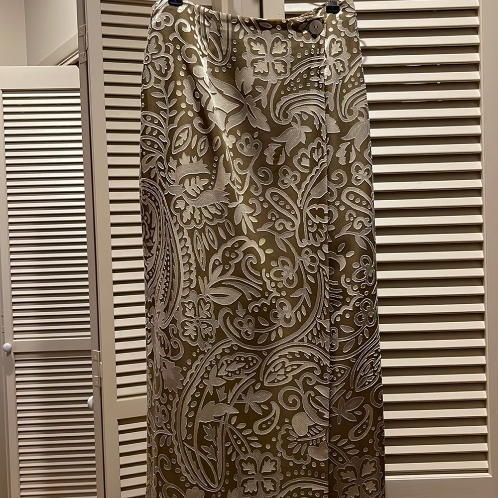 No tags never worn size 6 maxi skirt.